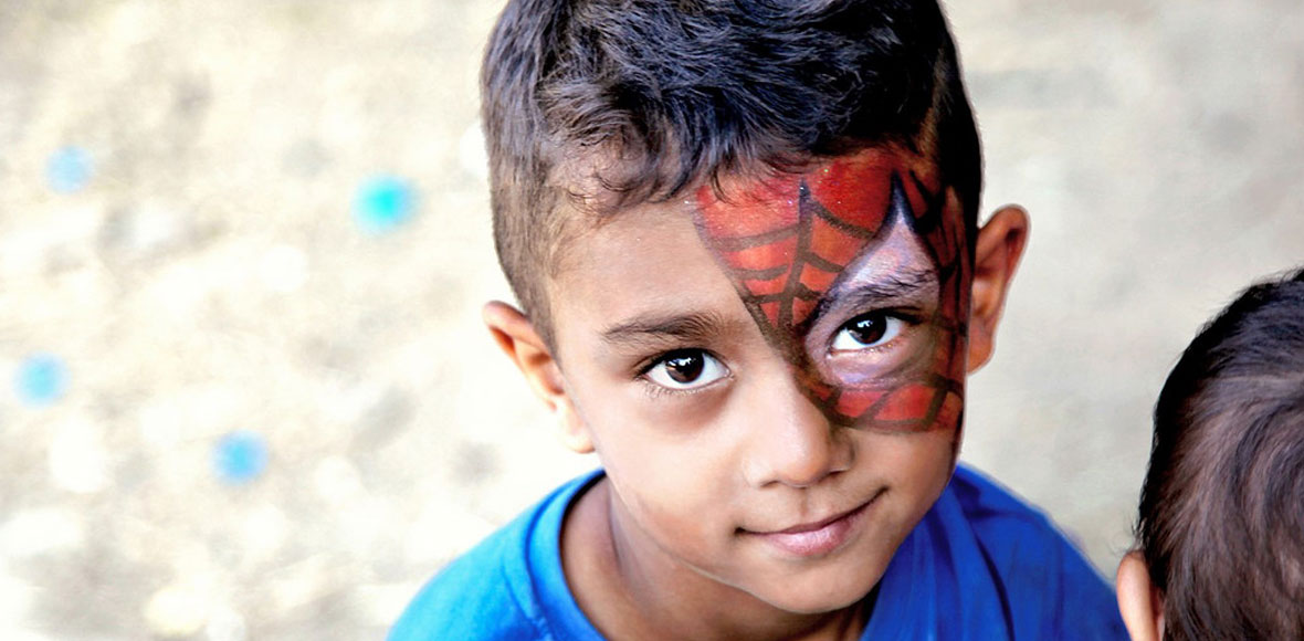 Σκηνές στον δρόμο με τα αγάλματα των ηρώων του ’21